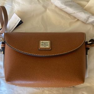 New authentic Dooney & Bourke Pebble Grain Crossbody Saddle Bag with Strap